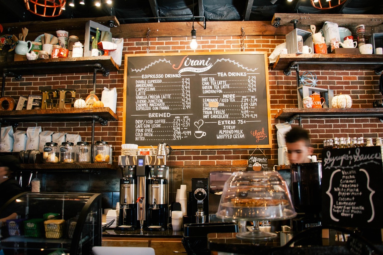 Montierte Café- und Barista-Theke im Gastronomieausbau
