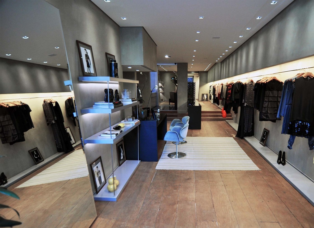Moderne Ladeneinrichtung mit Verkaufsmöbeln und Displays